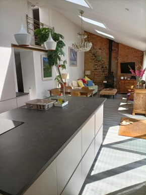 Cybil's Retreat - Renovated 2 bedroom house with enclosed garden